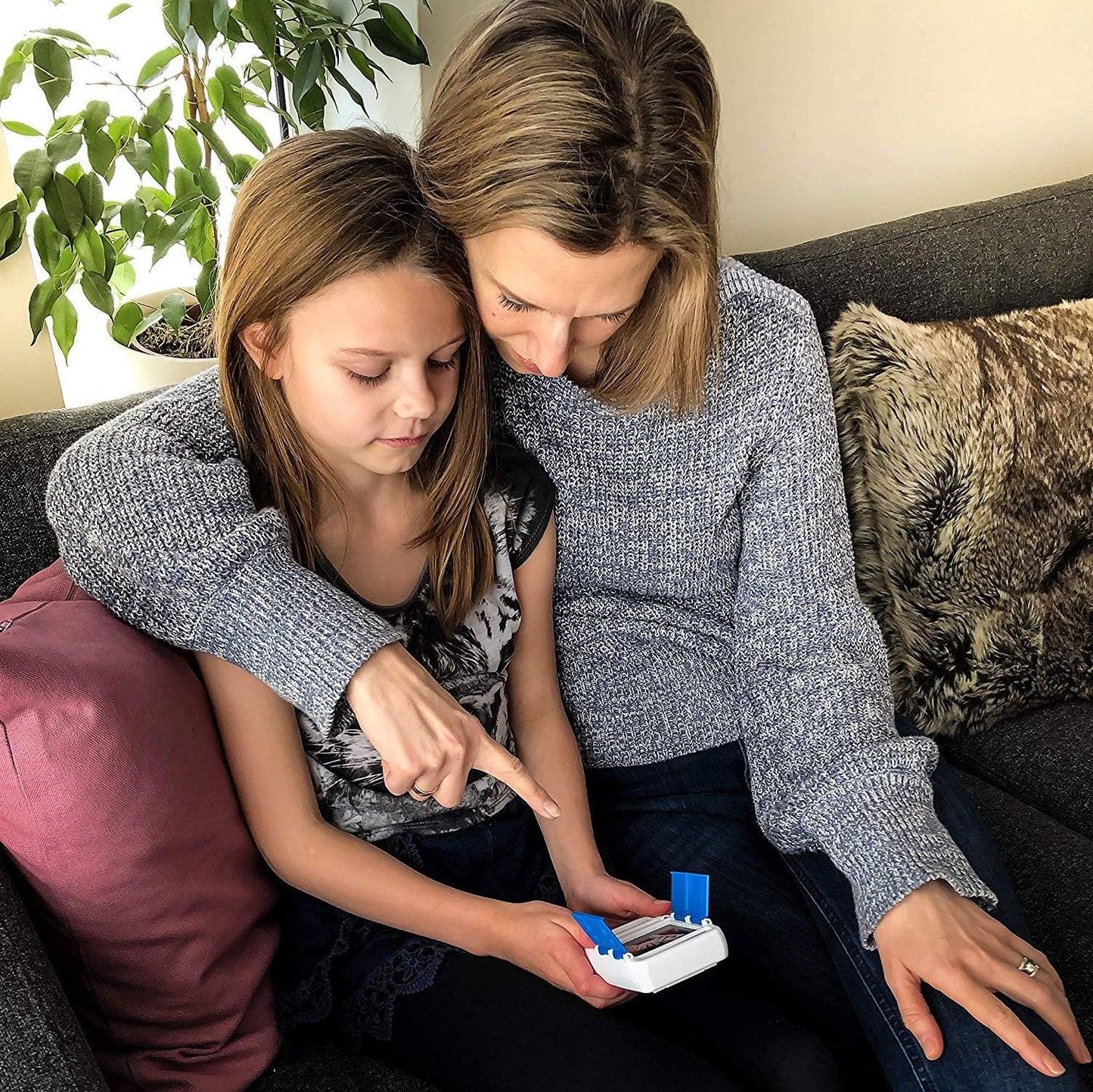 100 PICS Riddles Travel Game - Guess 100 Riddles | Flash Cards with Slide Reveal Case | Card Game, Gift, Stocking Stuffer | Fun for Kids and Adults | Ages 6+